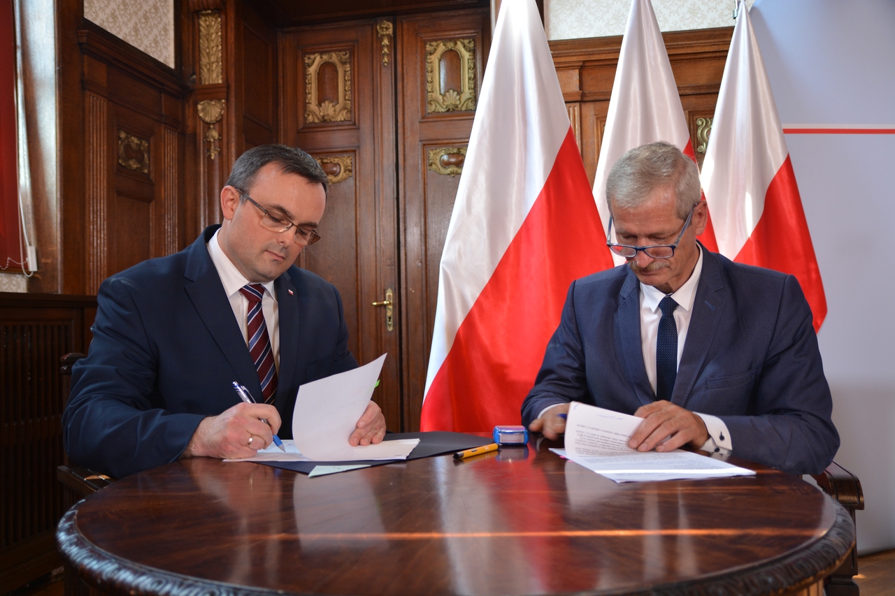 Powiększ zdjęcie. Uroczyste podpisanie umowy odbyło się przy udziale burmistrza Dębna Piotra Downara oraz Wojewody Zachodniopomorskiego Tomasza Hinca.