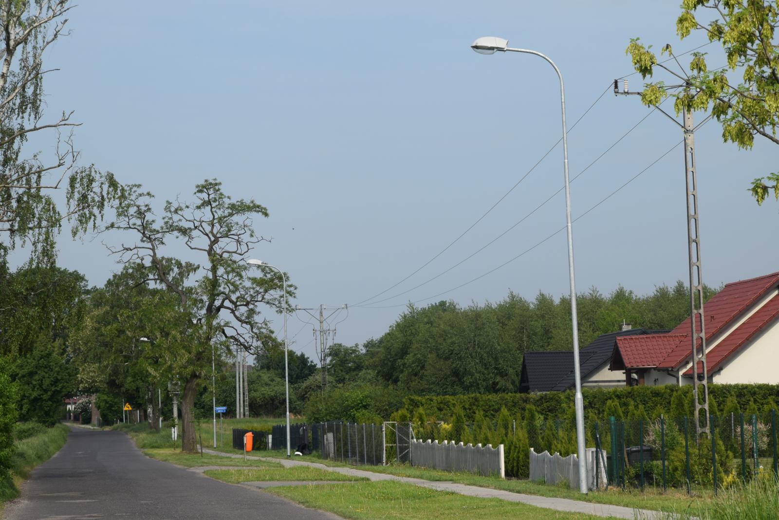 Powiększ zdjecie. Nowe lampy postawiono wzdłuż nowych zabudowań w Sarbinowie