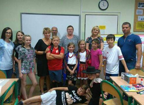 Powiększ zdjęcie. Dzieci i uczniowie na wspólnych zajęciach