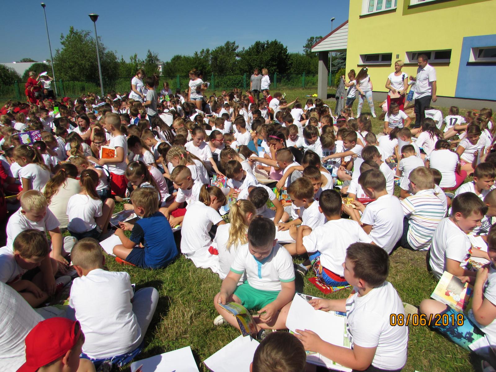 Uczniwie SP3 podczas akcji 