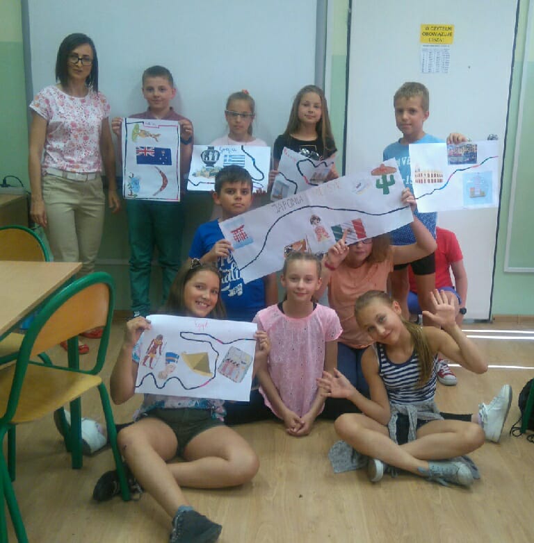 Powiększ zdjęcie. Uczniwoie prezentują swoje prace