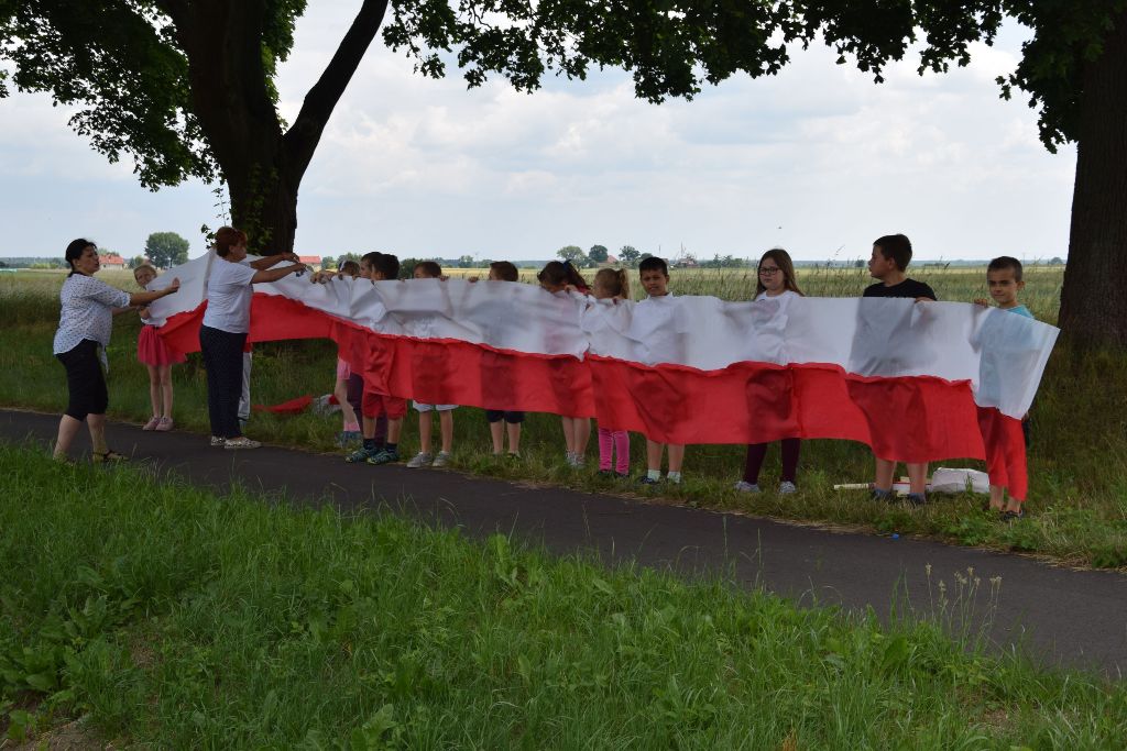 Powiększ zdjecie. Flaga Polski z uczniów