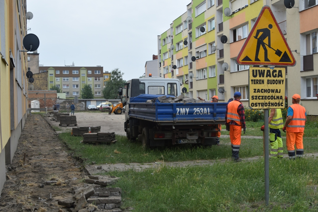 Powiększ zdjęcia. Rozebrano już stary chodnik