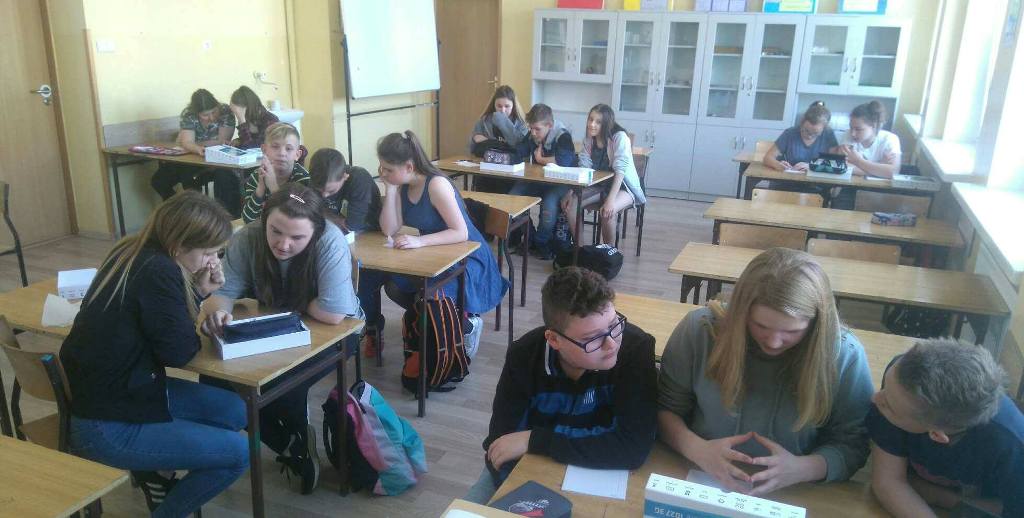Powiększ zdjęcia. Uczniowie pracują z pomocą tabletów