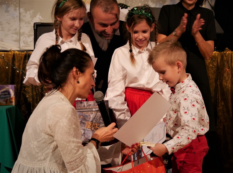Powiększ zdjęcie. Nagrody odbiera rodzeństwo za I miejsce w kategorii trio