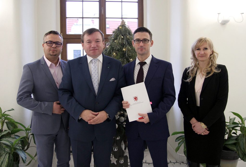 Powiększ zdjęcie . Od lewej: Arkadiusz Mazepa radny powiatu myśliborskiego, wicemarszałek Jarosław Rzepa, Grzegorz Kulbicki burmistrz Dębna, Iwona Pludra skarbnik Gminy Dębno.