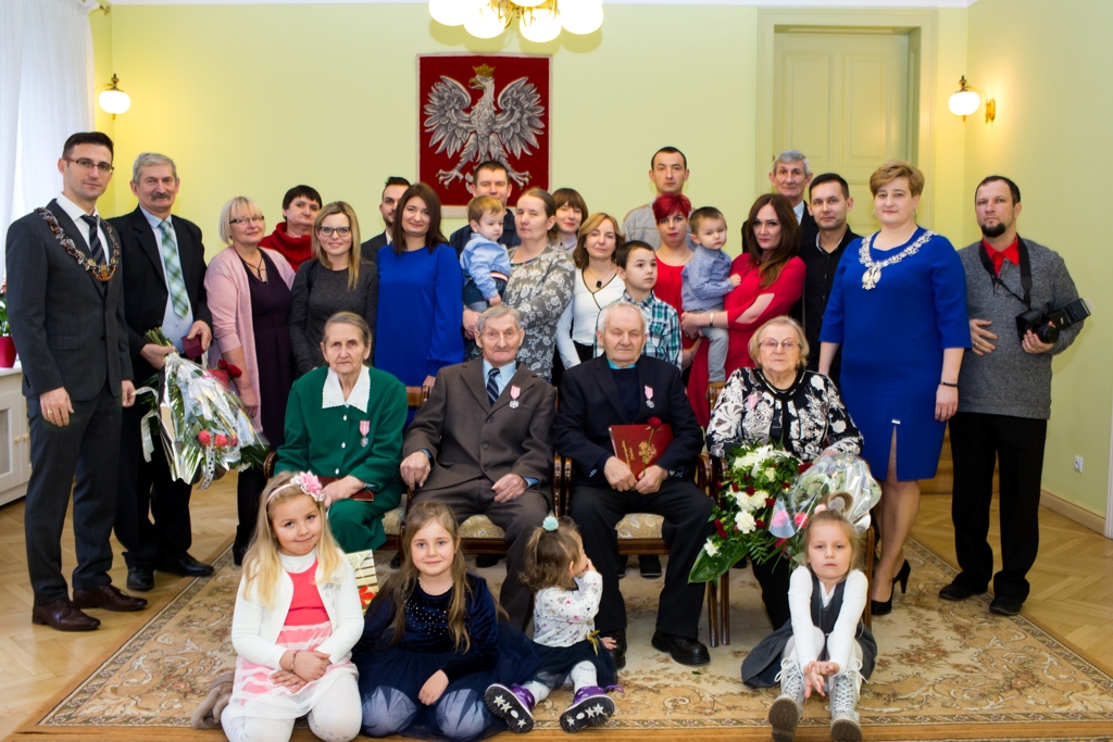 Powiększ zdjęcie. Pary jubileuszowe z rodzinami
