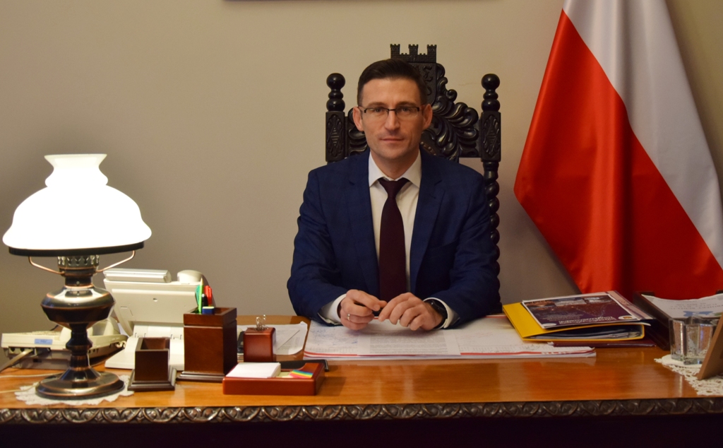 Powiększ zdjęcie. Burmistrz Dębna Grzegorz Kulbicki