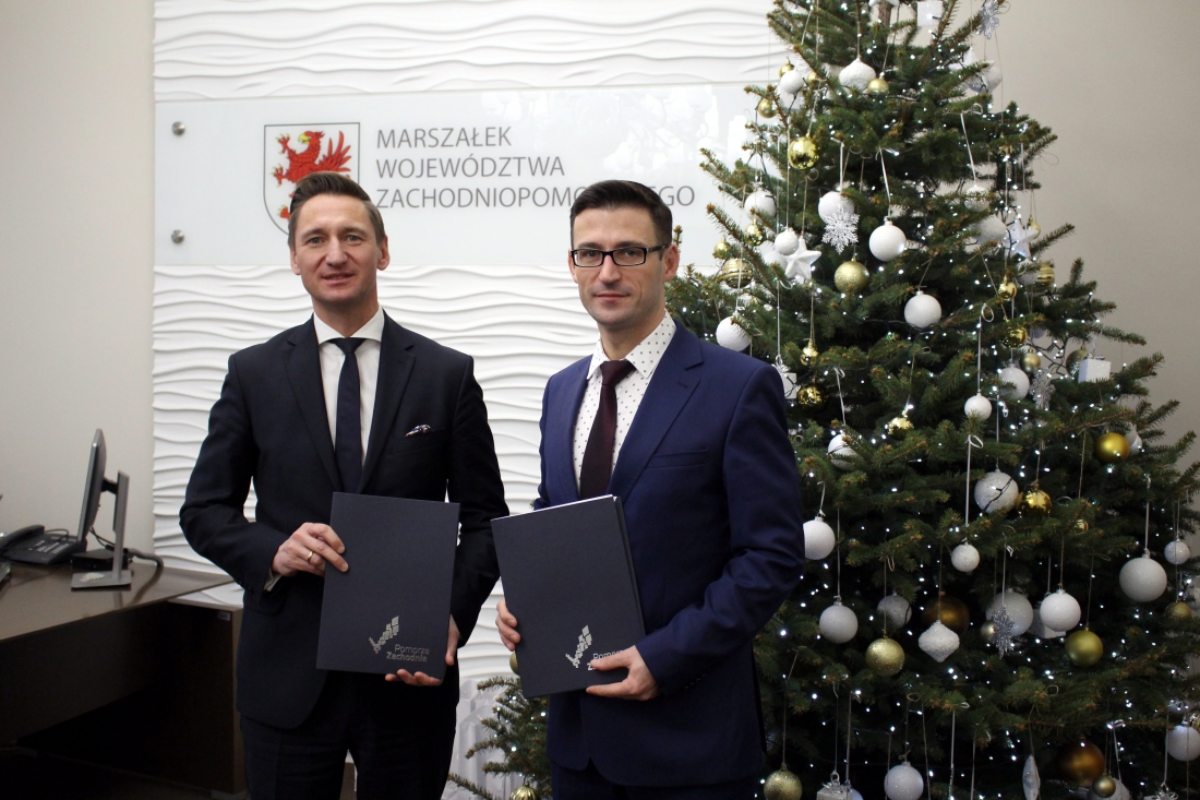 Powiększ zdjęcie. Burmistrz Dębna Grzegorz Kulbicki z marszałkeim województwa Olgierdem Geblewiczem