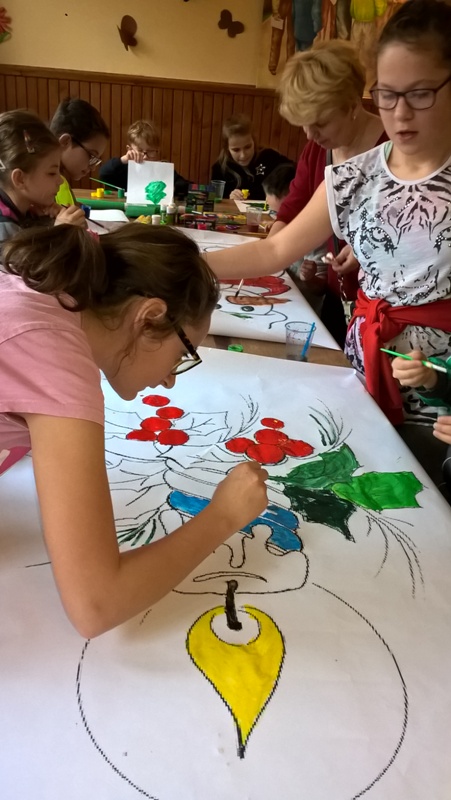 Powiększ zdjęcie. Dzieci zwykonaują ozdoby świąteczne