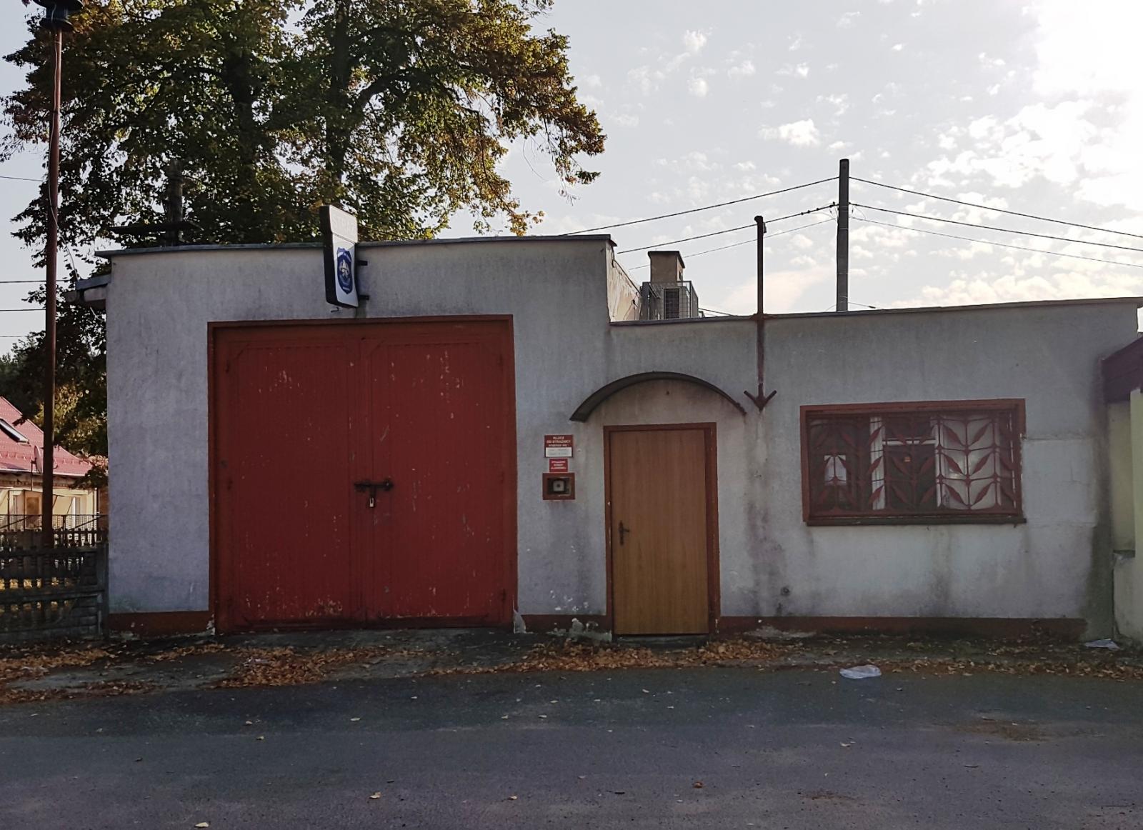 Powiększ zdjęcie. Remiza strażacka w Dargomyślu przed remontem 
