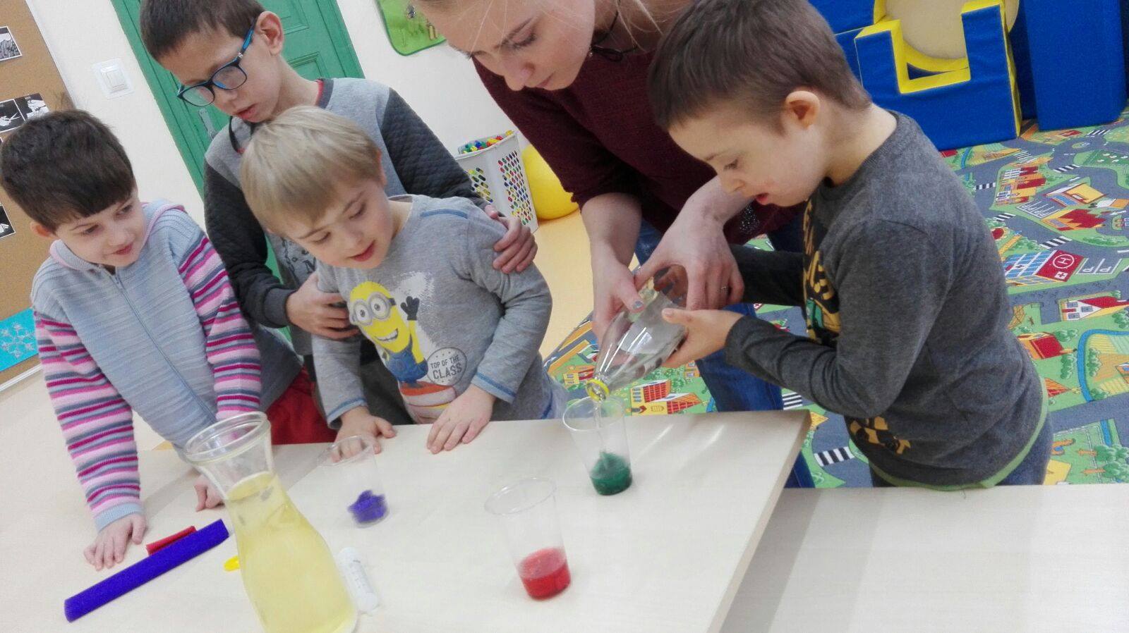 Powiększ zdjęcie. W szkole i przedszkolu mają różnorodne zajęcia