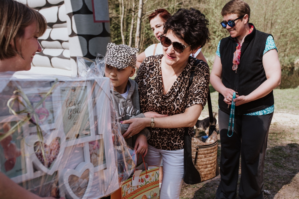 Kinga otrzymała prezenty. Na zdjęciu z mamą i dyrektor szkoły I. Szostowską
