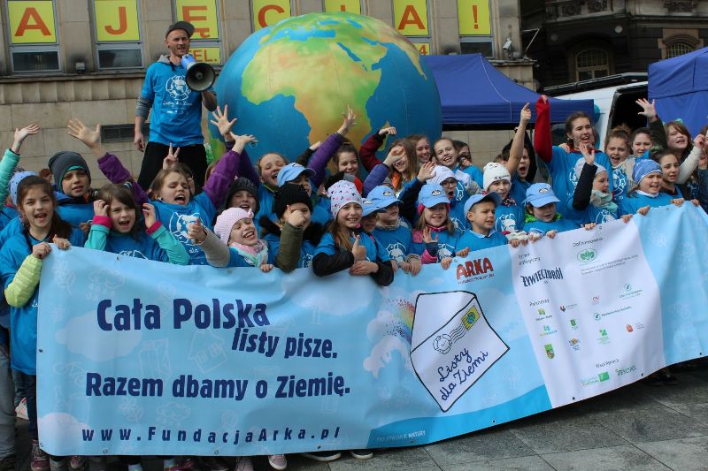Powiększ zdjęcie. Dzieci w akcji Listy do Ziemi