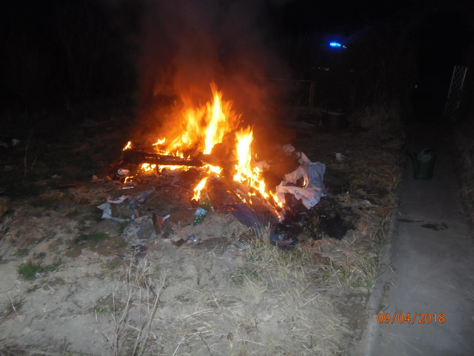 Powiększ zdjęcie. Wypalanie plastiku