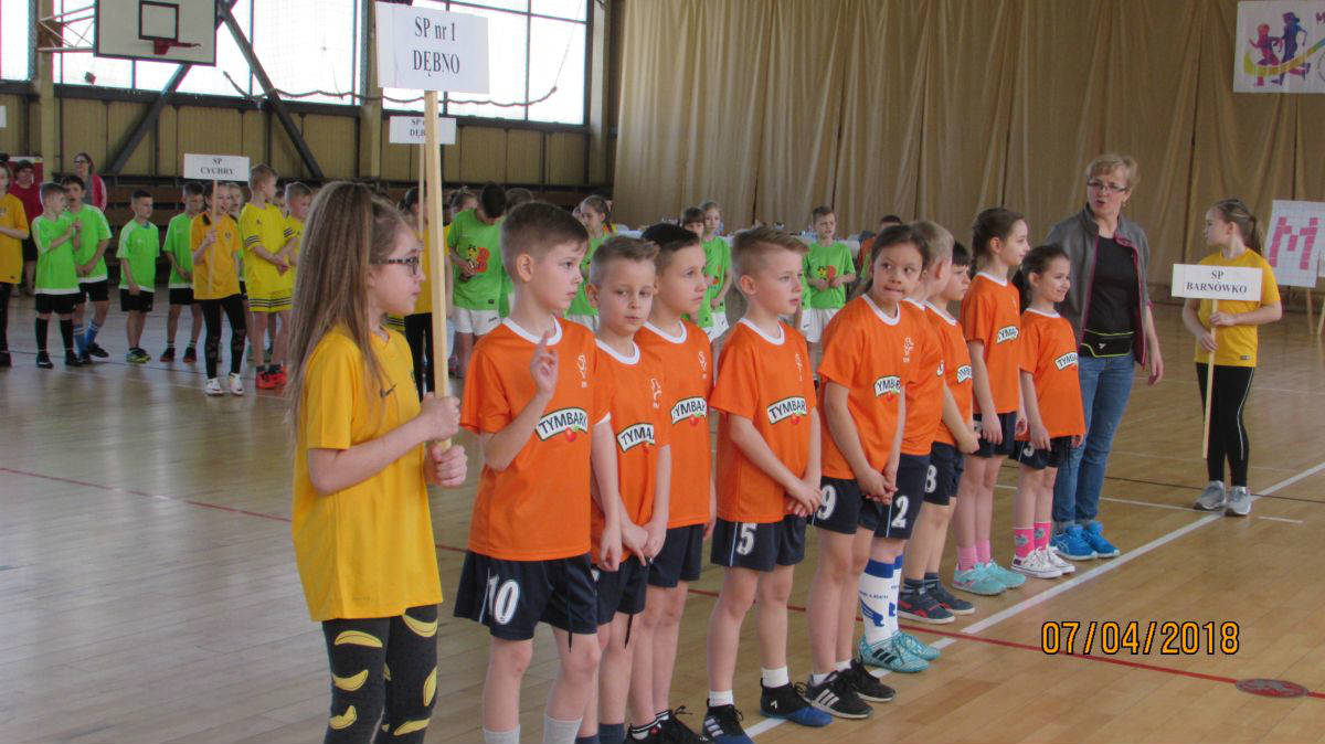 Drużyna SP1 Dębno z trenerem