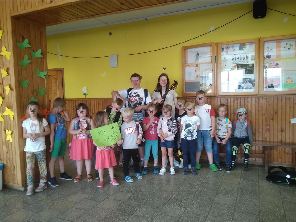 Powiększ zdjęcie. Grupa dzieci podczas zajęć