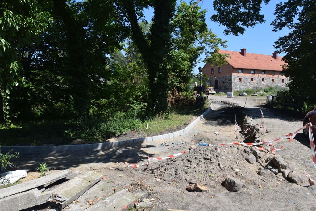 Prace przy kaplicy w Chwarszczanach