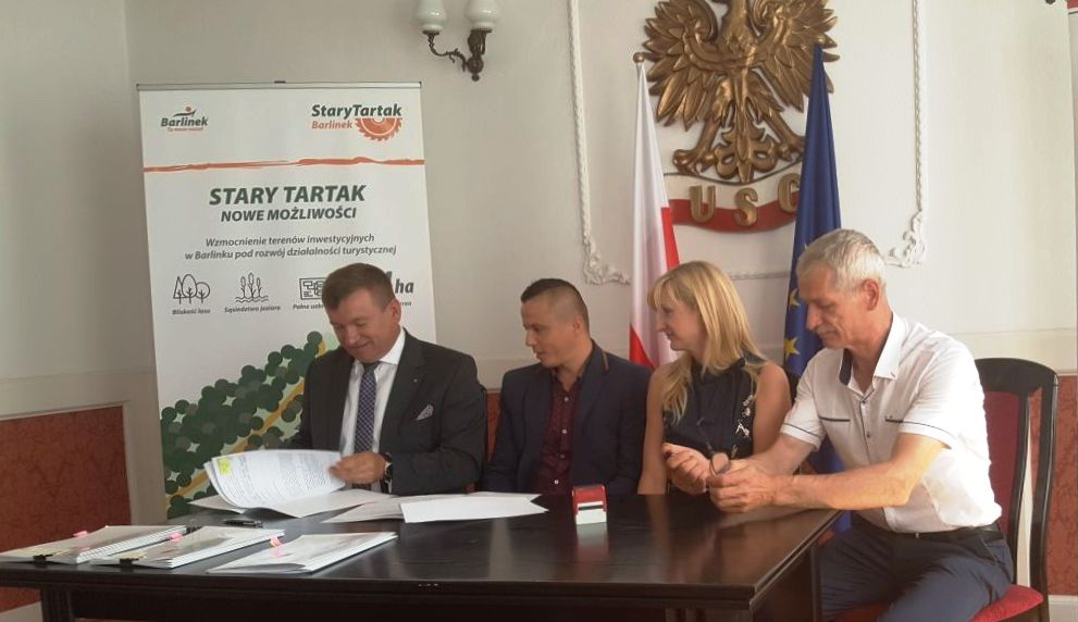 Powiększ zdjęcie. Podpisanie umowy