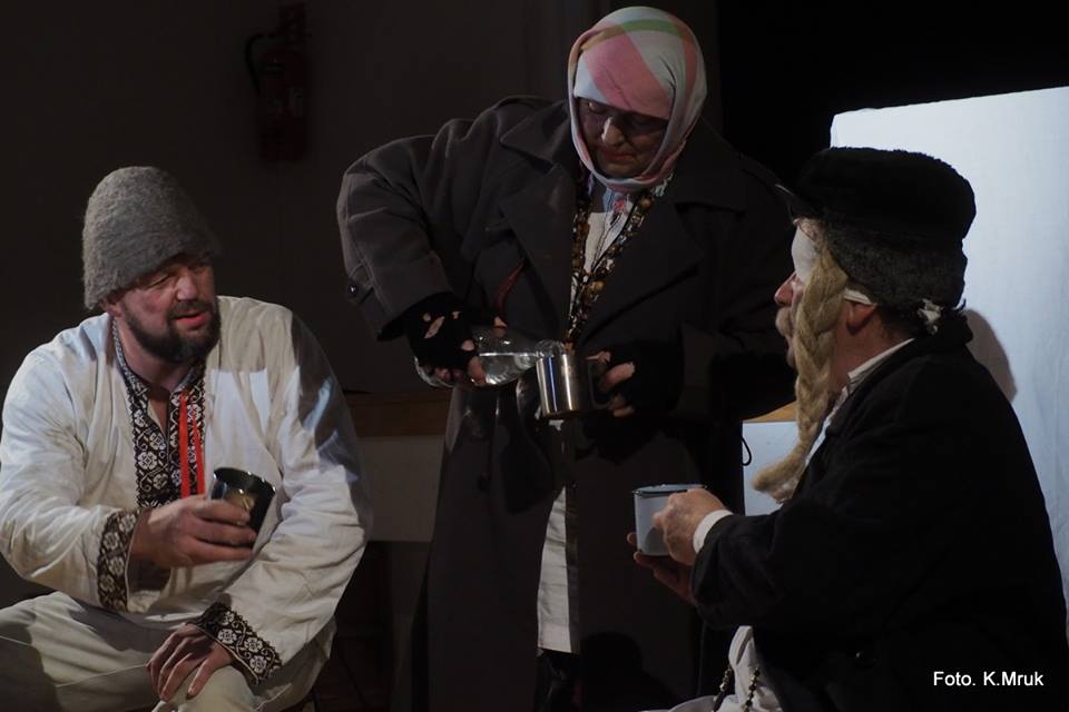 Teatr KODorosły podczas występu "Dziadowskie opowieści"