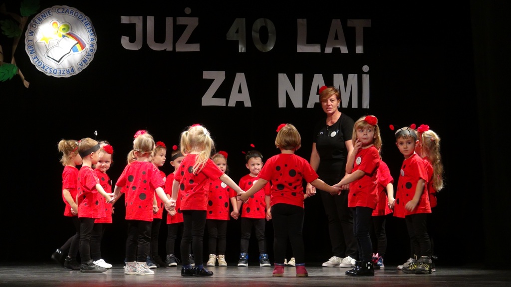 Na scenie zapreznetowały się wszystkie grupy. Tu na zdjęciu 4-latki Biedronki