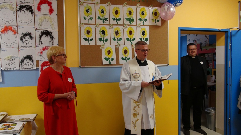 Odnowiony budynek poświęcił ks. proboszcz Henryk Łącki