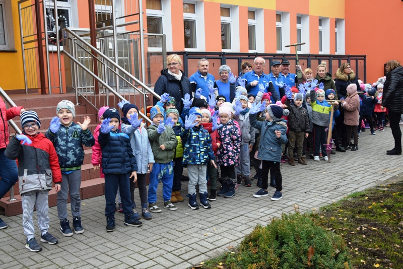 Członkowie STS Dębno z przedszkolakami przed Przedszkolem nr 1 w Dębnie