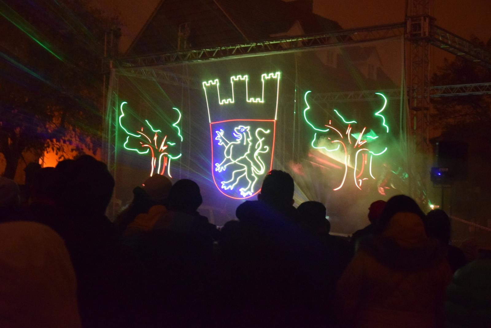 Powiększ zdjęcie. Mieszkańcom zaprezentowano spektakl laserowy.