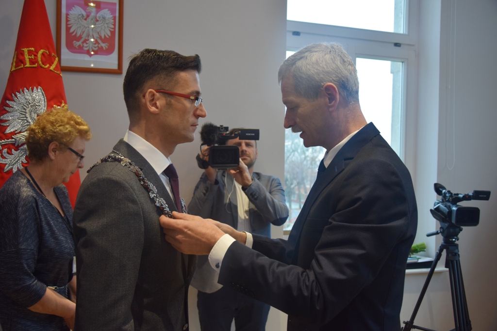 Odchodzący Burmistrz Dębna przekazuje insygnia nowemu burmistrzowi Grzegorzowi Kulbickiemui