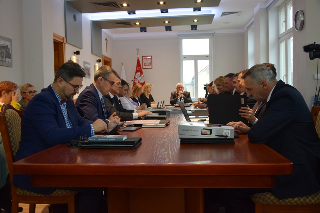 Powiększ zdjęcie. Radni podczas sesji