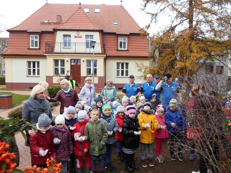 Członkowie STS Dębno przed Przedszkolem nr 2 w Dębnie