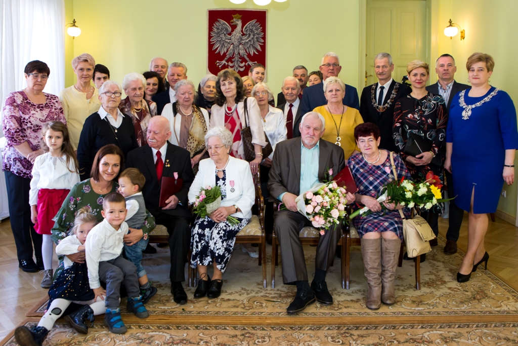 Powiększ zdjęcie. Jubilaci z rodzinami