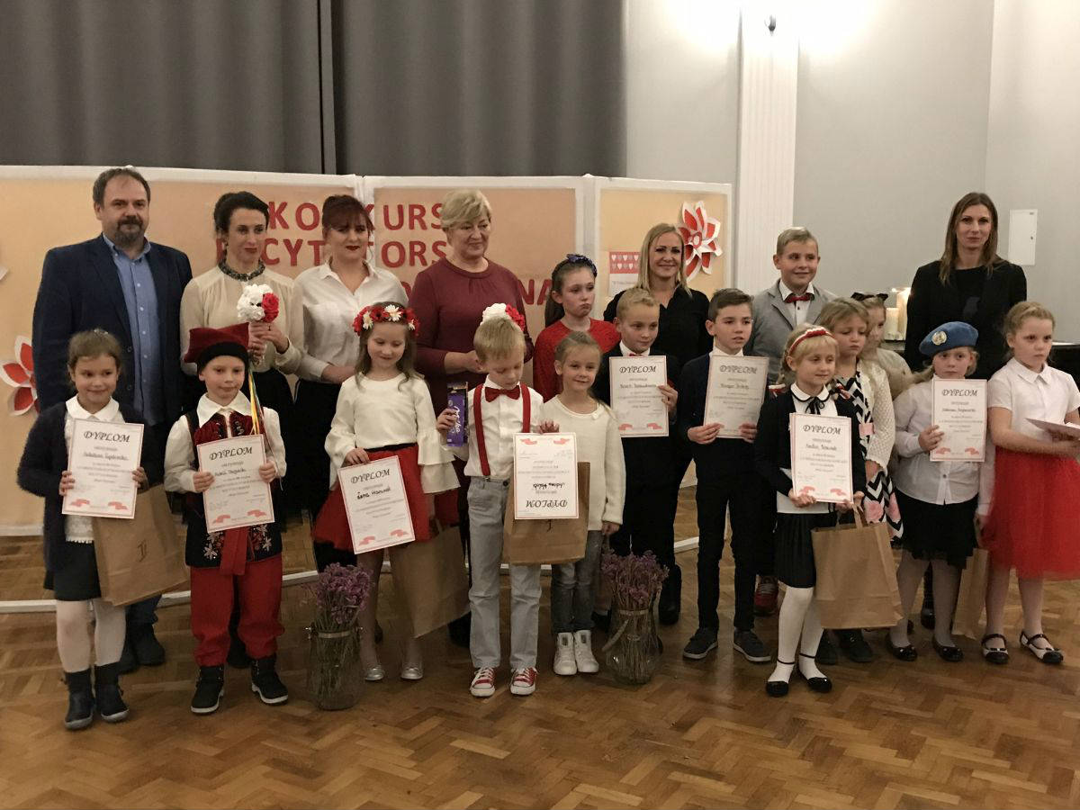 Powiększ zdjęcie. Wspólne zdjęcie laureatów z opiekunami 