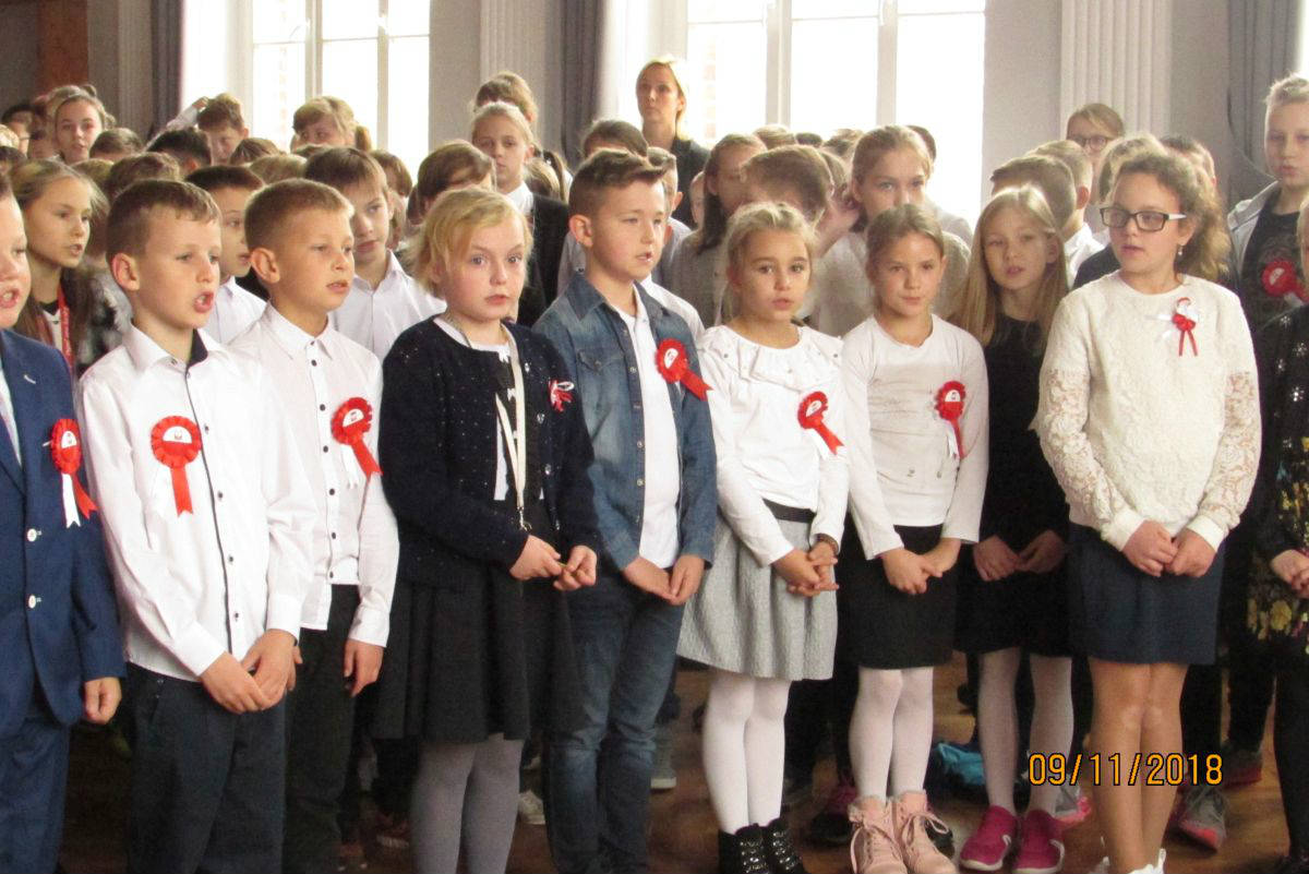 Powiększ zdjęcie. Szkoła wzięła udział w akcji "Rekord dla Niepodległej"