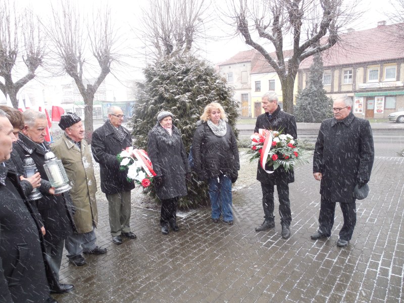 Burmistrz przemawia do zgromadzonych
