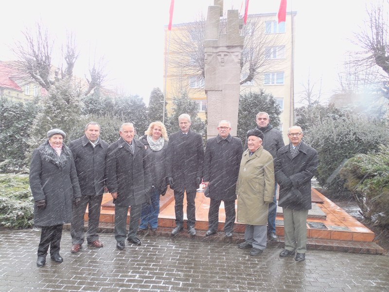 Powiększ zdjęcie. Uczestnicy uroczystości przed pomnikiem żołnierzy radzieckich 