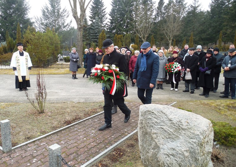 Burmistrz Dębna Piotr Downar i Przewodniczący Paweł Chrobak składają wiązanki pod pomnikiem 