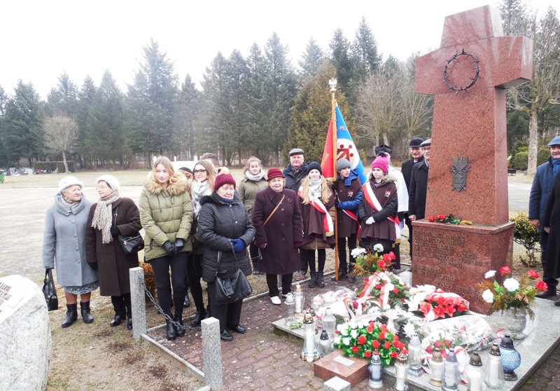 Powiększ zdjęcie. Sybiracyz młodzieżą przy pomniku 