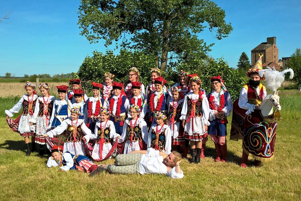Powiększ zdjęcie. Zespół Mali Cychrowiacy w krakowskich strojach