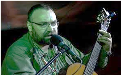 Powieksz zdjęcie. P. Piekarczyk gra na gitarze