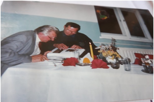 Oglądanie kronik szkolnych /śp.Wacław Jaworski/ i Kazimierz Janicki.