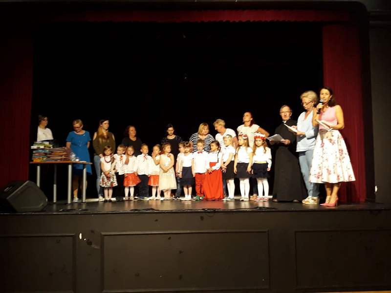 Powiększ zdjęcie. Nagrodzone dzieci z jury 