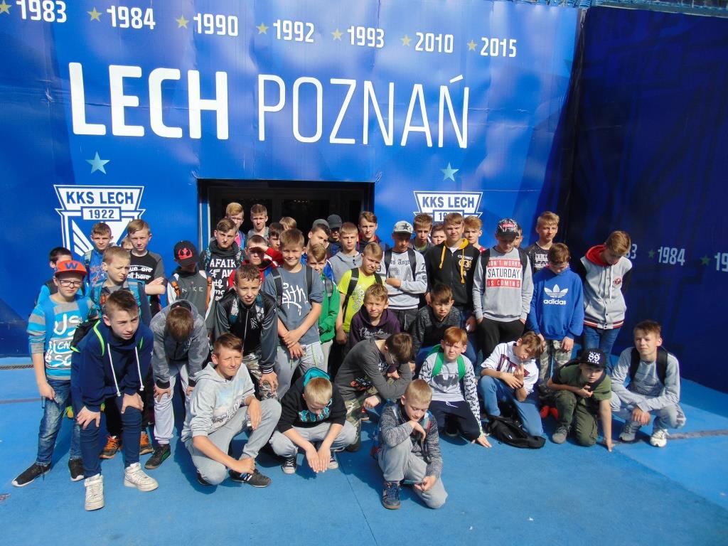 Powiększ zdjęcie. Chłopcy na stadionie w Poznaniu