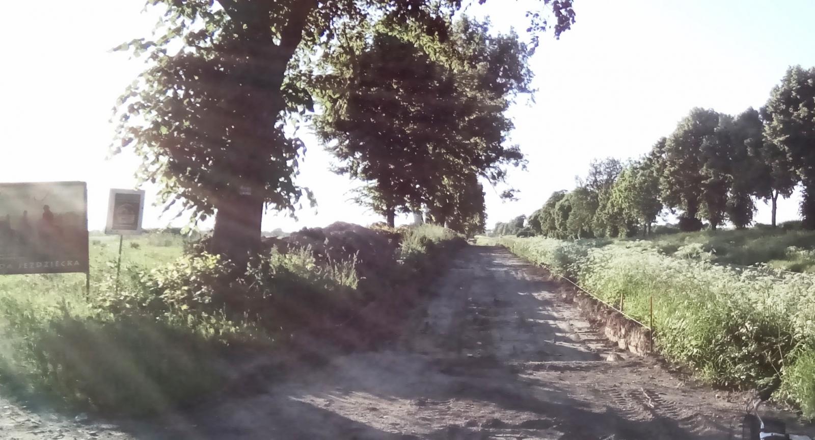 Powiększ zdjęcie. Budują ścieżkę w kierunku Chwarszczan