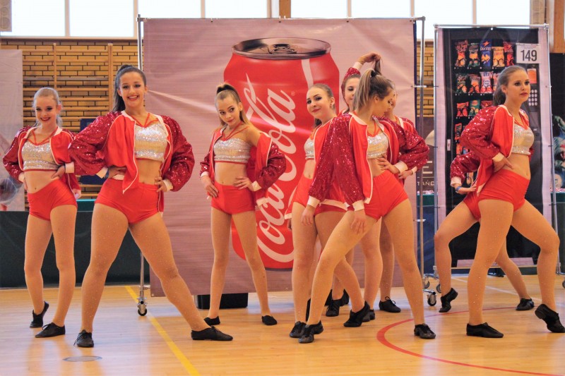 Powiększ zdjęcie. Grupa dziewczyn podczas tańca
