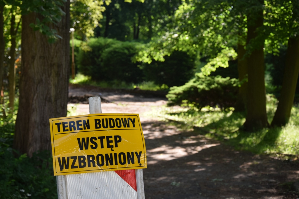 Powiększ zdjęcie. Do parku obowiązuje zakaz wejścia.
