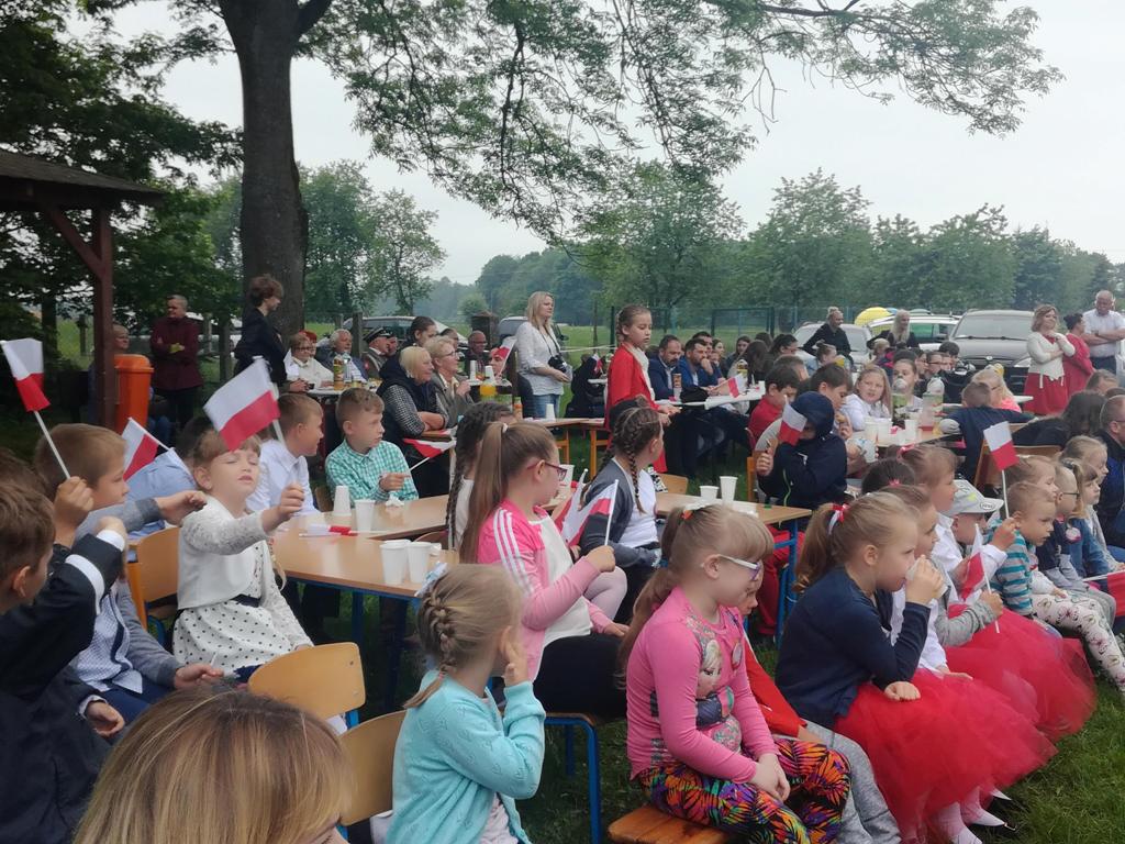 Powiększ zdjęcie. Dzieci na pikniku