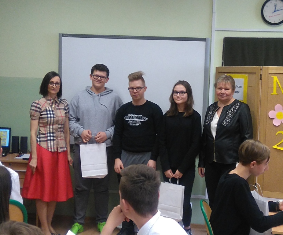 Uczniowie ze Szkoły Podstawowej nr 2 w Dębnie z opiekunem