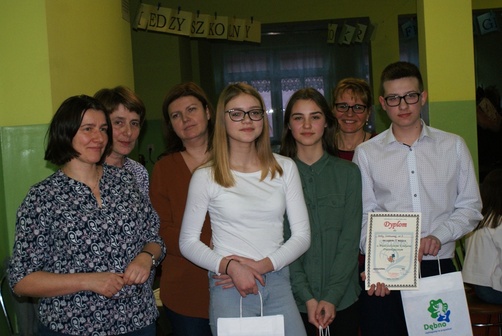 Uczniowie z SP 3 Dębno z opiekunem i jury