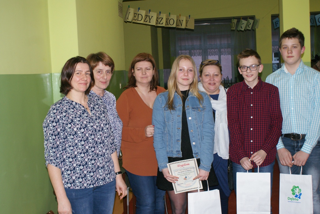 Uczniowie z SP 1 Dębno z opiekunem i jury 